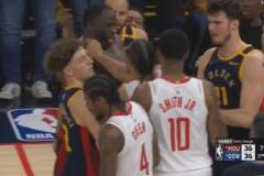 庫(kù)里犯規(guī)后比“?”！狄龍附身?yè)屒颍∪藳_突技犯！