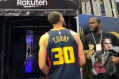 庫里賽后揮舞毛巾致意球迷 現(xiàn)場氣氛熱烈