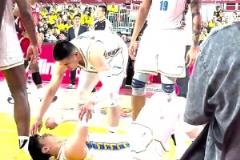 曾凡博被撞翻重摔在地呼吸急促，陳盈駿趕忙上前關(guān)心查看！