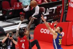 勇士近10年季后賽對陣火箭19勝8負，四次淘汰對手