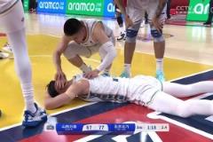 這動(dòng)作難評(píng)！曾凡博滑翔打進(jìn)，被劉傳興側(cè)身撞翻后腦重摔著地