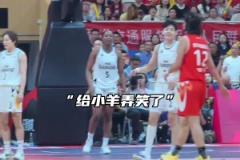 這球是小羊防守犯規(guī) 還是阿夢進攻犯規(guī)呢？吧友們給分析分析