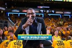 慈世平現(xiàn)身G5賽場 球迷熱議：想看你&詹約vs字母&波蒂斯