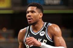 字母哥連續(xù)三年無緣總決賽，空砍30分20板13助攻2搶斷2蓋帽