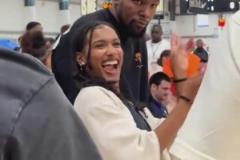 就這氣質(zhì)！跟熱情女球迷合影的KD依舊不茍言笑！