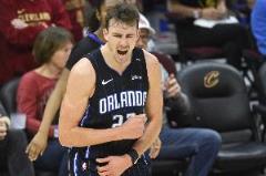 小瓦格納半場(chǎng)高效輸出17分3助1斷 狀態(tài)火熱助力球隊(duì)進(jìn)攻