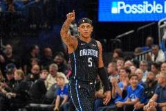 班凱羅半場表現(xiàn)一般但全能，10中3拿下11分6板4助