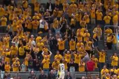 哈利伯頓賽后跳上技術(shù)臺(tái)這一幕，像極了當(dāng)年科比第5冠的那一幕！