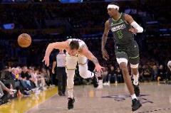 防守貢獻顯著！麥克丹尼爾斯4投2中貢獻8分3籃板1助攻 六次犯規(guī)與東契奇激烈對抗