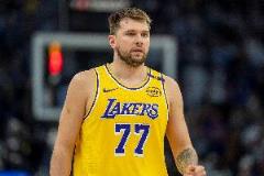 東契奇半場(chǎng)表現(xiàn)低迷 背部不適回更衣室