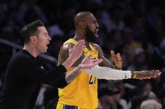 詹姆斯談雷迪克：菜鳥教練在湖人面臨挑戰(zhàn)，表現(xiàn)令人贊賞