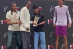 排面拉滿！上將、鄧肯、文班到場為卡斯爾頒發(fā)最佳新秀獎杯