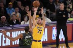 軍訓(xùn)無效？戈貝爾防得詹姆斯21中6，東契奇17中7，里夫斯18中6