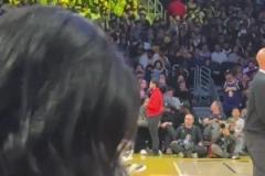 球癮來了！歐文觀戰(zhàn)湖人比賽，沒忍住拿了個(gè)球來運(yùn)