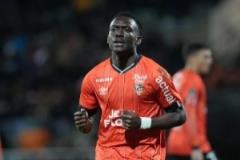 切爾西領(lǐng)跑對(duì)洛里昂中場(chǎng)阿瑟-阿沃姆的爭(zhēng)奪戰(zhàn)