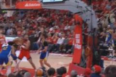 保留節(jié)目！斯潘塞推飛狄龍，申京搶板再遭TJD干擾！