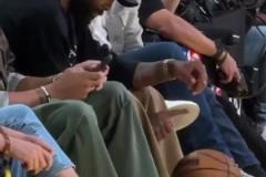 看球也閑不??！歐文坐在觀眾席秀了一波單指運(yùn)球