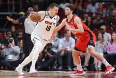 申京季后賽半場(chǎng)8+助攻列歷史第二 與約基奇齊名