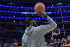 詹姆斯賽前熱身激情說唱底角單手投三分