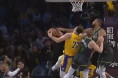 東契奇被拉拽捂腰痛苦倒地！裁判吹普通犯規(guī)，77回更衣室