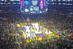 羅伊斯登頂觀戰(zhàn)湖人vs森林狼