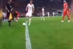 這小子太賊了！名場(chǎng)面：奧爾莫“智斗”對(duì)手，讓對(duì)方手球！