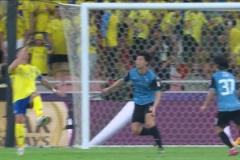 動作很舒展！C羅禁區(qū)內(nèi)倒鉤射門偏出！