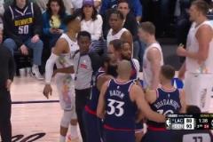 博格丹和威少?zèng)_突 哈登過(guò)來(lái)把隊(duì)友給推開(kāi)了