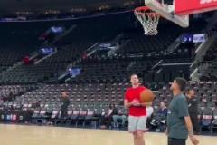 看小卡賽前熱身的背打中投，感覺好輕松?。? style=