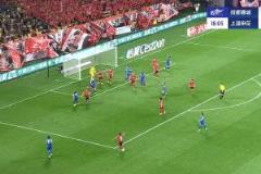 申花任意球險破門，路易斯頭球擊中立柱
