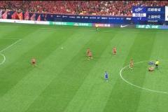 申花反擊機會，米內(nèi)羅強突多人防守被戰(zhàn)術(shù)犯規(guī)黃牌