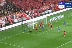 第22分鐘申花右路任意球攻門，朱辰杰頭球擊中橫梁