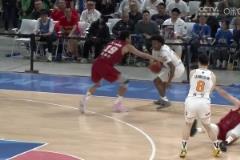 全是博弈啊！雷蒙造成張寧進(jìn)攻犯規(guī)，張寧向裁判示意前者夾臂！