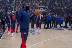 可愛(ài)捏！小瓊斯熱身秀轉(zhuǎn)體暴扣 登哥小雞展翅慶祝隨后勉扣