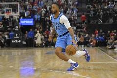 鮑威爾第三節(jié)獨(dú)得11分，14投9中三分6中2砍下24分3板2斷