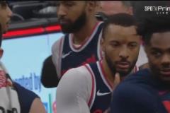 哈登累壞了！這場(chǎng)打了46分鐘，賽后接受女記者采訪，累得直扶膝