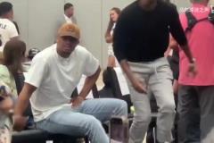 馬刺大聚會！馬刺發(fā)布會花絮：鄧肯一頭秀發(fā)，?？怂?jié)M臉笑容！