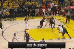 第二次了！亞當(dāng)斯罰球不中，申京再次搶到前場(chǎng)板