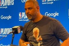 烏度卡賽前穿“感謝波波”T恤，曾為波波效力并擔(dān)任助教