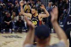 勇士?jī)赡昵霸诩竞筚愔袚魯?guó)王的搶七大戰(zhàn)中，庫(kù)里狂砍50分。