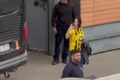 碧梨漢諾威演唱會現(xiàn)場穿多特球衣引關(guān)注