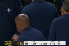 兩人今天合砍50分！申京賽后在場邊緊緊摟住范喬丹！