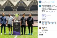 亞冠決賽冠軍獎金1000萬美元，教練球員與獎杯合影