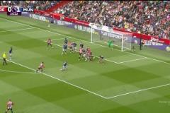 烏龍球！皮球打在盧克-肖身上折射入網(wǎng) 巴因德爾反應(yīng)不及