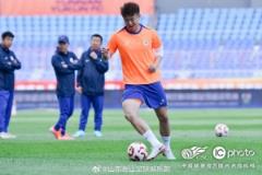 山東泰山隊備戰(zhàn)中超聯(lián)賽積極進行賽前訓練