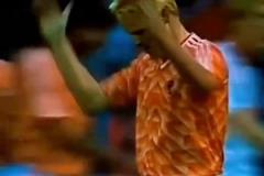 范巴斯滕獨(dú)進(jìn)五球，率領(lǐng)荷蘭隊(duì)奪得1988年歐洲杯冠軍