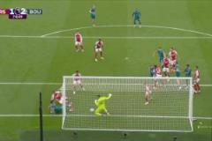 槍手1-2遭反超！塔弗尼埃頭球擊中埃瓦尼爾森入網(wǎng)！拉亞撲救不及