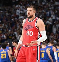 祖巴茨下半場僅得2分，全場10中5拿下10分14板