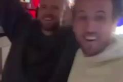 苦了這倆孩子了凱恩和戴爾激情合唱，慶祝二人生涯首冠