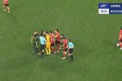 第77分鐘奧烏蘇前場(chǎng)犯規(guī)引沖突